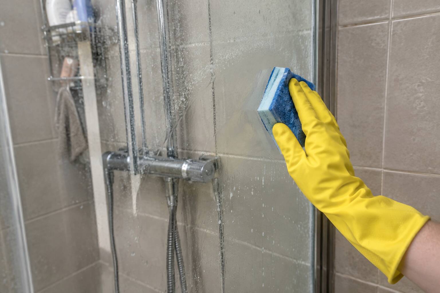 Enlever le calcaire dans la douche